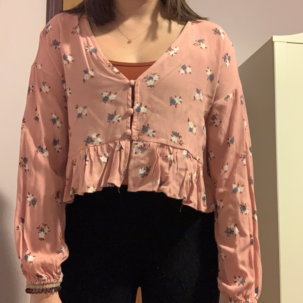 beautiful, floral top perfect for brightening up your winter wardrobe 🌸💛